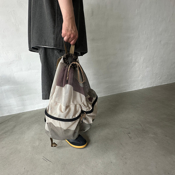 厚手でしなやかな素材感のメッシュ生地を使用したバックパック