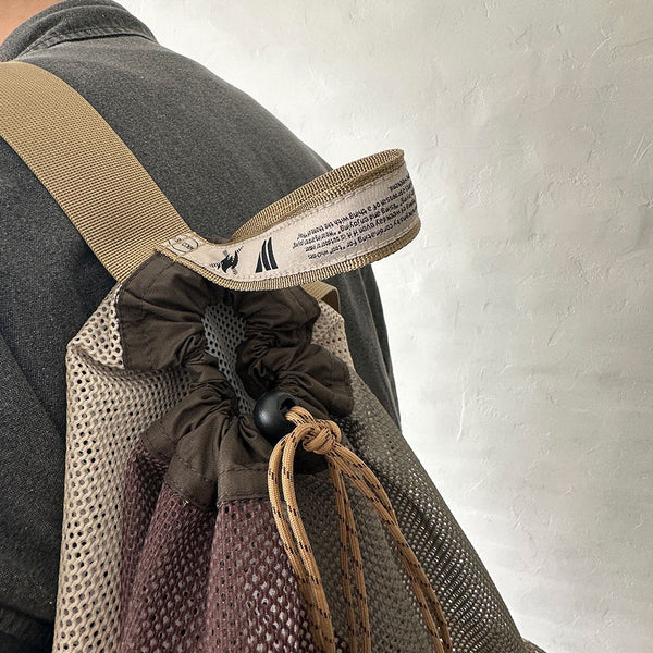 厚手でしなやかな素材感のメッシュ生地を使用したバックパック