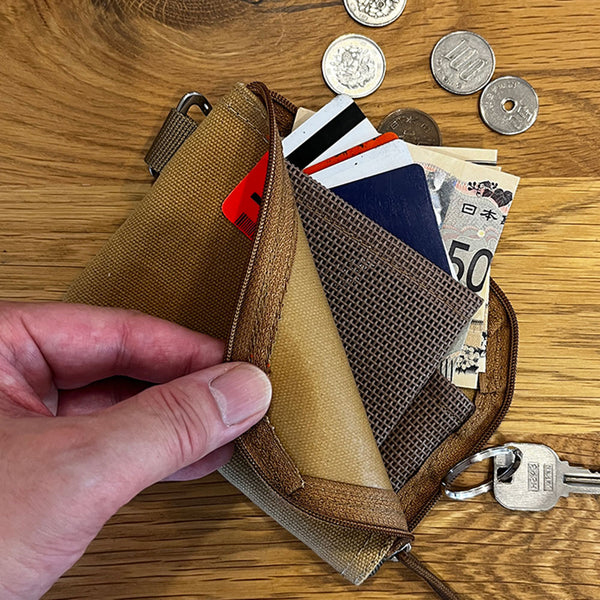 コットンキャンバスを使用したクラシカルなデザイン