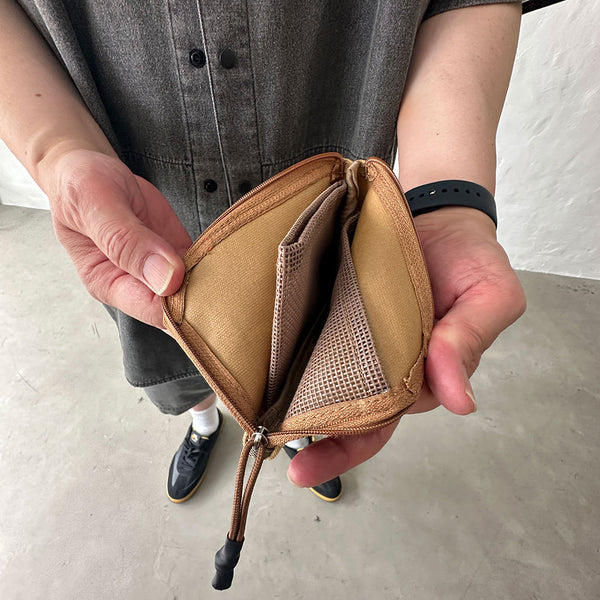 コットンキャンバスを使用したクラシカルなデザイン