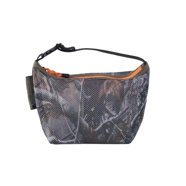 厚手でしなやかな素材感のメッシュ生地を使用したポーチ