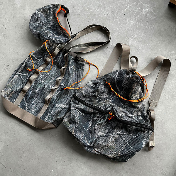 厚手でしなやかな素材感のメッシュ生地を使用したポーチ