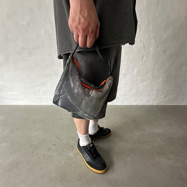 厚手でしなやかな素材感のメッシュ生地を使用したポーチ