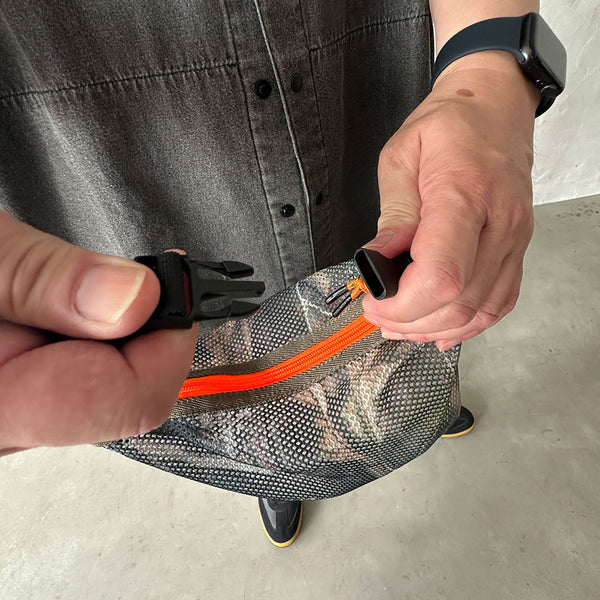 厚手でしなやかな素材感のメッシュ生地を使用したポーチ