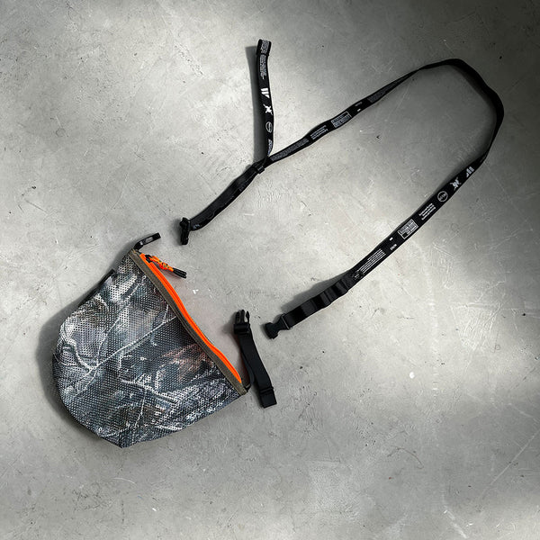 厚手でしなやかな素材感のメッシュ生地を使用したポーチ