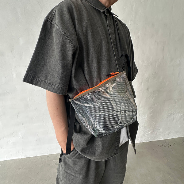 厚手でしなやかな素材感のメッシュ生地を使用したポーチ