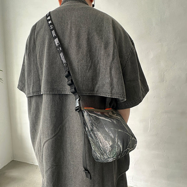 厚手でしなやかな素材感のメッシュ生地を使用したポーチ