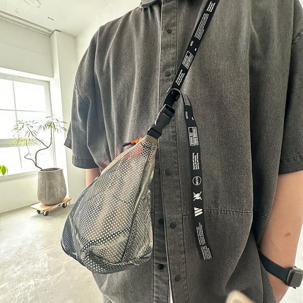 厚手でしなやかな素材感のメッシュ生地を使用したポーチ