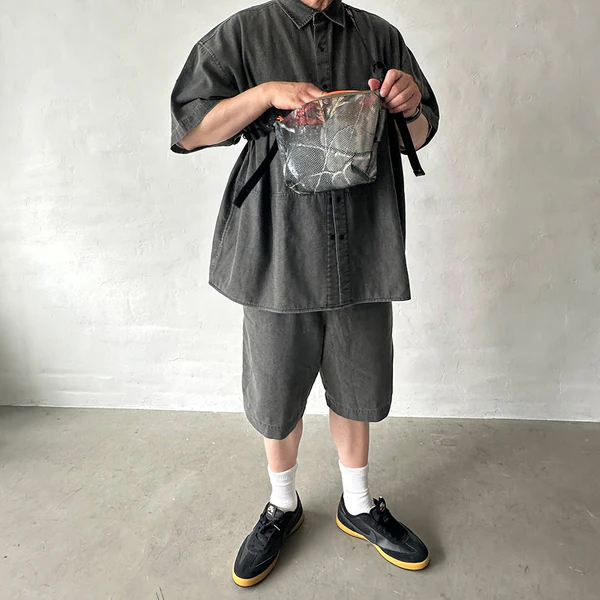 厚手でしなやかな素材感のメッシュ生地を使用したポーチ