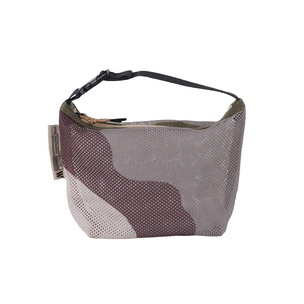 厚手でしなやかな素材感のメッシュ生地を使用したポーチ