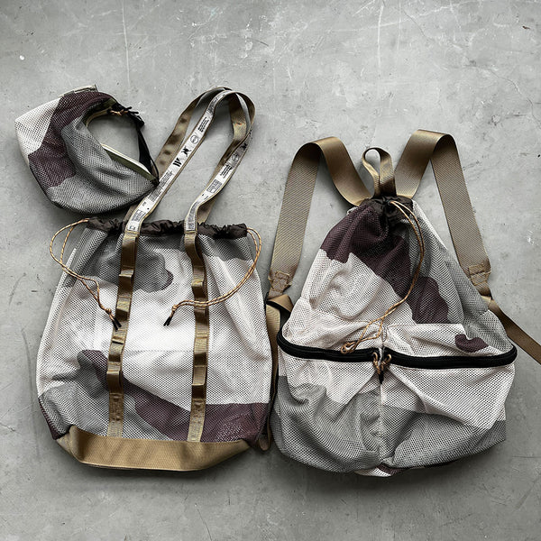 厚手でしなやかな素材感のメッシュ生地を使用したポーチ