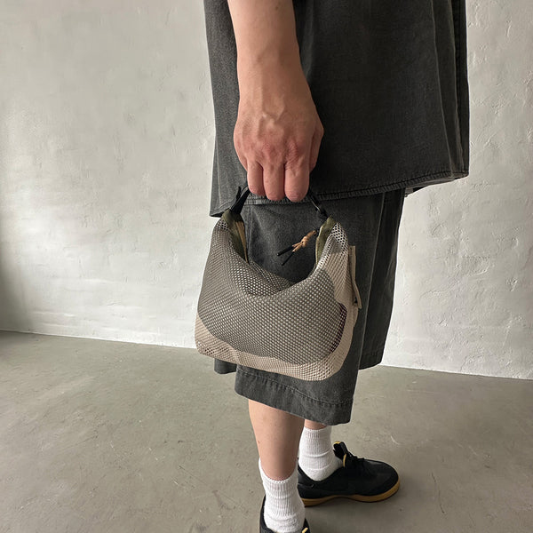 厚手でしなやかな素材感のメッシュ生地を使用したポーチ