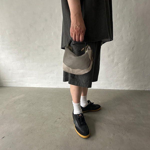 厚手でしなやかな素材感のメッシュ生地を使用したポーチ