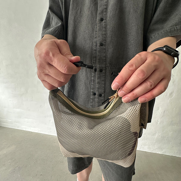 厚手でしなやかな素材感のメッシュ生地を使用したポーチ