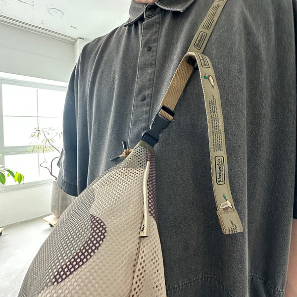 厚手でしなやかな素材感のメッシュ生地を使用したポーチ