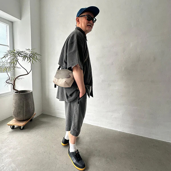 厚手でしなやかな素材感のメッシュ生地を使用したポーチ