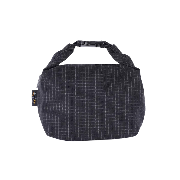 格子柄部分に反射糸を使った素材を使用したロールトップバッグ。