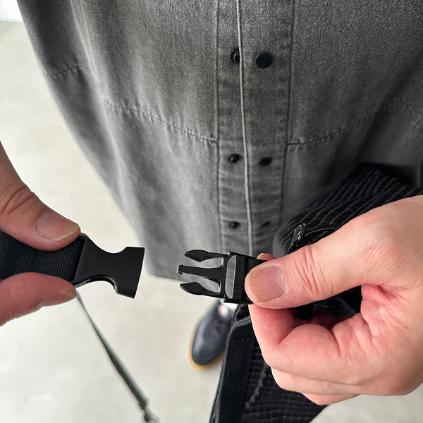 格子柄部分に反射糸を使った素材を使用したロールトップバッグ。