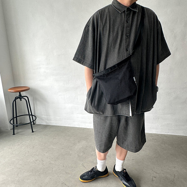 格子柄部分に反射糸を使った素材を使用したロールトップバッグ。