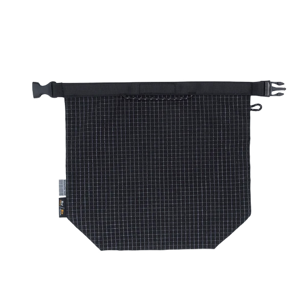 格子柄部分に反射糸を使った素材を使用したロールトップバッグ。