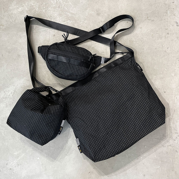 格子柄部分に反射糸を使った素材を使用したバッグ。