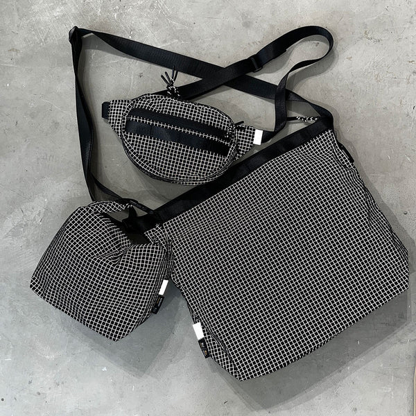 格子柄部分に反射糸を使った素材を使用したバッグ。