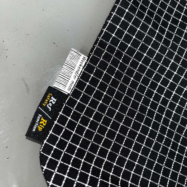 格子柄部分に反射糸を使った素材を使用したバッグ。