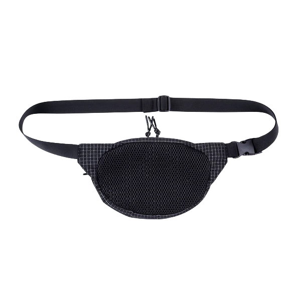 格子柄部分に反射糸を使った素材を使用したファニーパック。