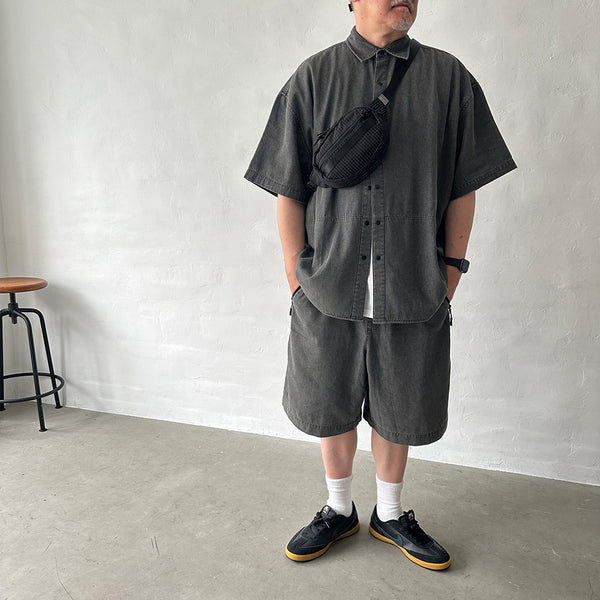 格子柄部分に反射糸を使った素材を使用したファニーパック。