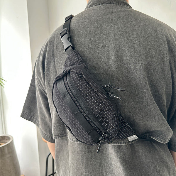 格子柄部分に反射糸を使った素材を使用したファニーパック。