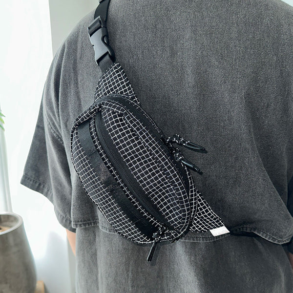 格子柄部分に反射糸を使った素材を使用したファニーパック。