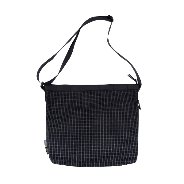 格子柄部分に反射糸を使った素材を使用したショルダーバッグ。