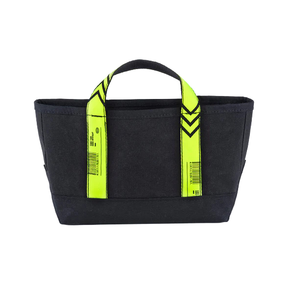 小型でシンプルなコットンキャンバスのトートバッグ。