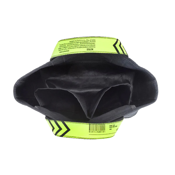 小型でシンプルなコットンキャンバスのトートバッグ。