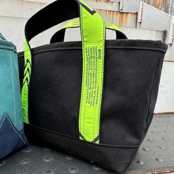 小型でシンプルなコットンキャンバスのトートバッグ。