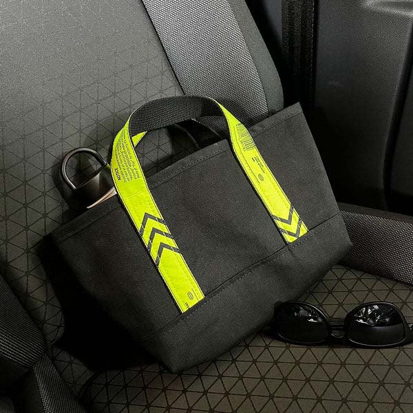 小型でシンプルなコットンキャンバスのトートバッグ。