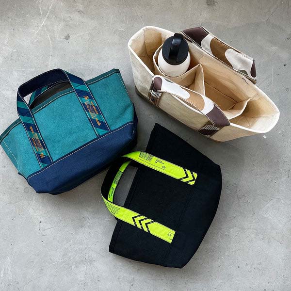 小型でシンプルなコットンキャンバスのトートバッグ。