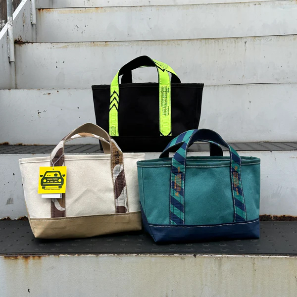 小型でシンプルなコットンキャンバスのトートバッグ。