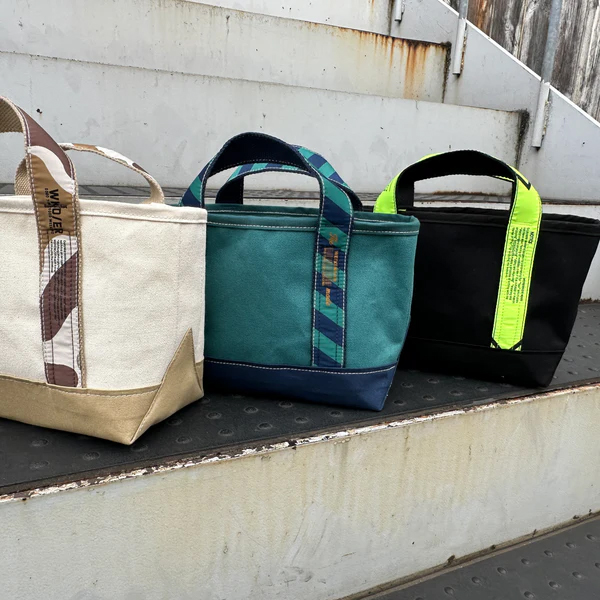 小型でシンプルなコットンキャンバスのトートバッグ。