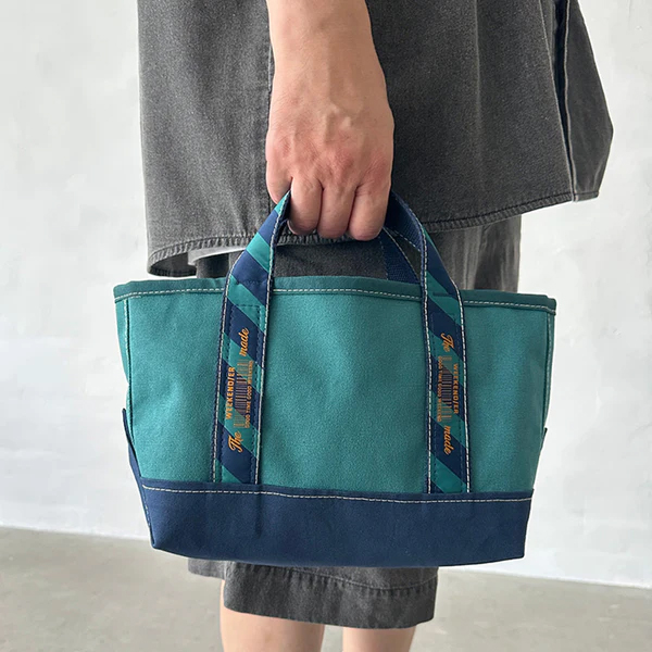 小型でシンプルなコットンキャンバスのトートバッグ。