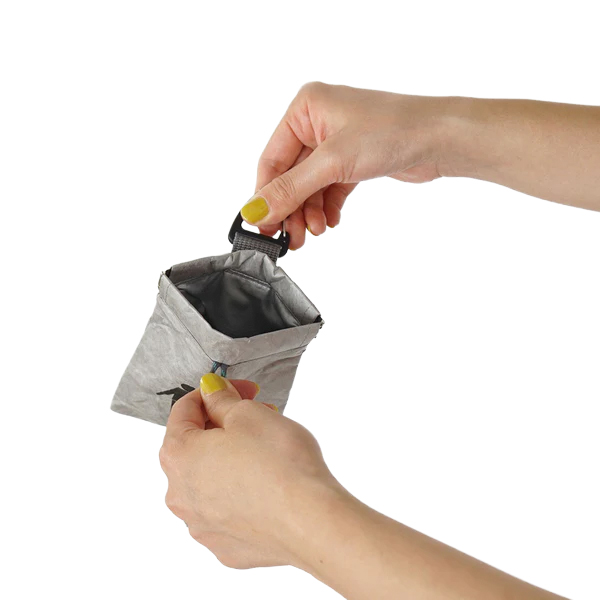 外出先で出てしまうちょっとしたゴミを”ポーイ”っと入れることができる携帯ゴミ箱。