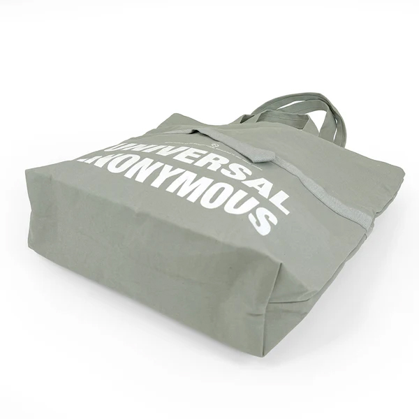 上半分を内側に織り込むとHALFサイズで使える容量可変バッグ