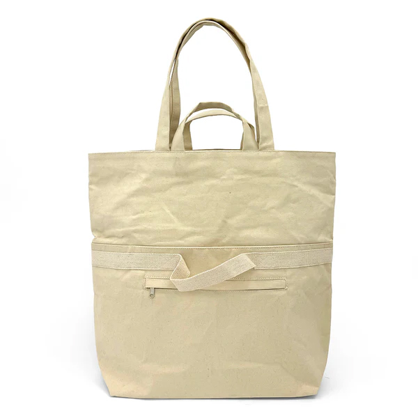 上半分を内側に織り込むとHALFサイズで使える容量可変バッグ