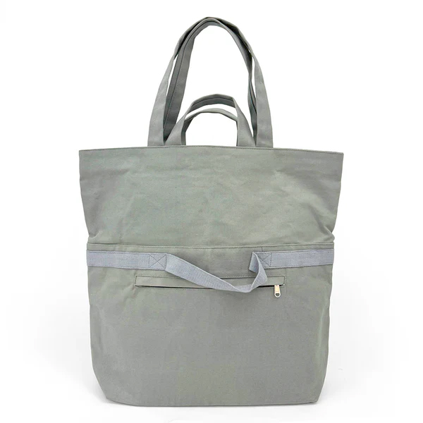 上半分を内側に織り込むとHALFサイズで使える容量可変バッグ