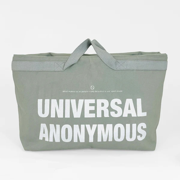 上半分を内側に織り込むとHALFサイズで使える容量可変バッグ