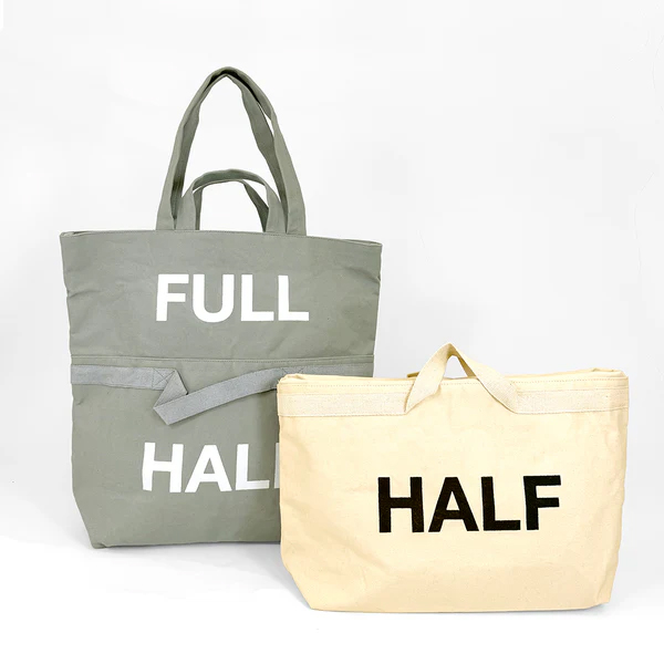 上半分を内側に織り込むとHALFサイズで使える容量可変バッグ
