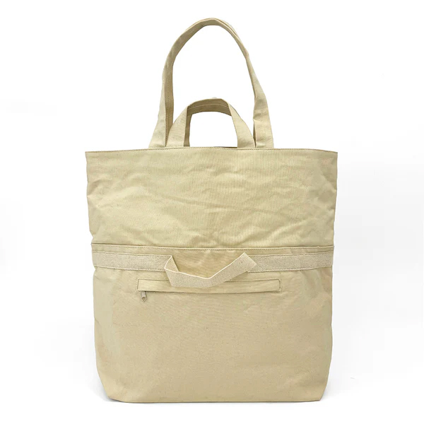 上半分を内側に織り込むとHALFサイズで使える容量可変バッグ