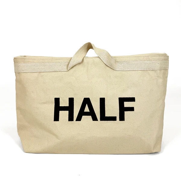 上半分を内側に織り込むとHALFサイズで使える容量可変バッグ