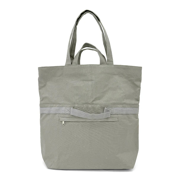 上半分を内側に織り込むとHALFサイズで使える容量可変バッグ