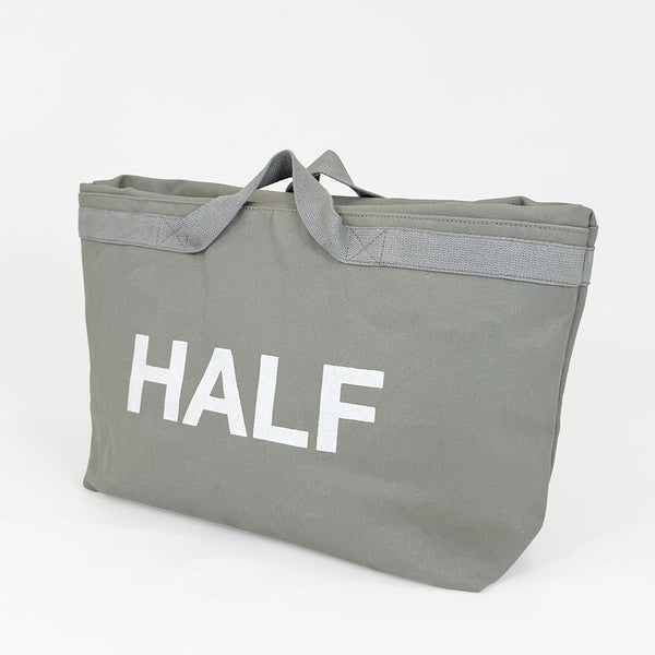 上半分を内側に織り込むとHALFサイズで使える容量可変バッグ